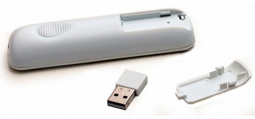 Внизу пульта есть небольшая крышечка, в которой может храниться USB в случае транспортировки